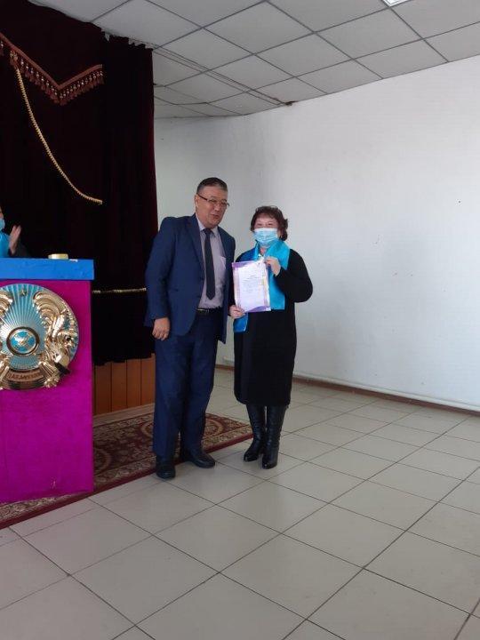 Аудандық білім бөлімінің мадақтама қағазын алған орыс тілі пән мұғалімі Калымбаева Г.С және гардероб қызметкері  Әмренова Қ.С